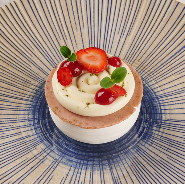 Pavlova fragole, cioccolato bianco e basilico